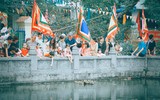 Sôi động trò chơi bắt vịt tại hội làng Vạn Phúc
